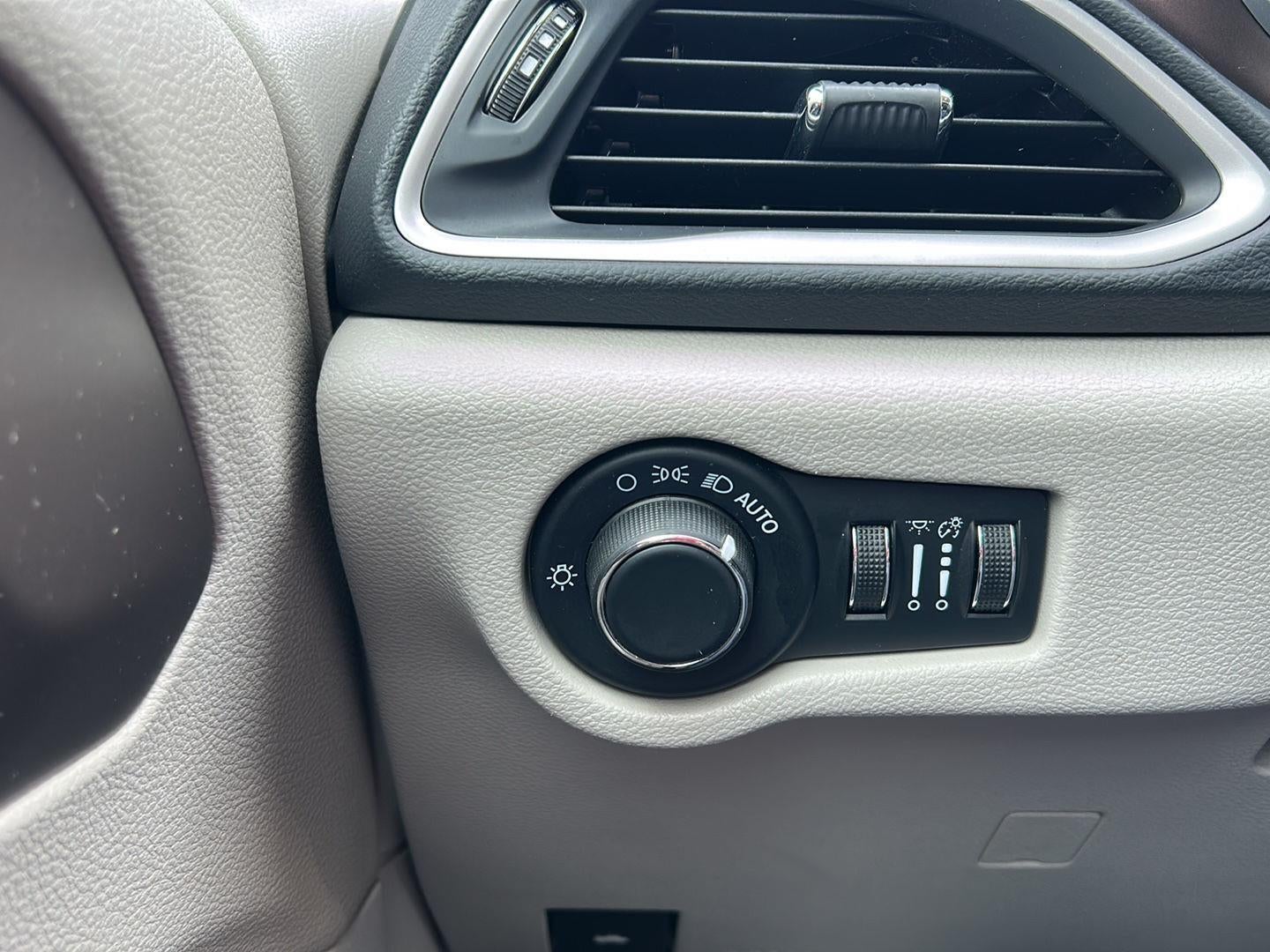 2022 Chrysler Voyager LX