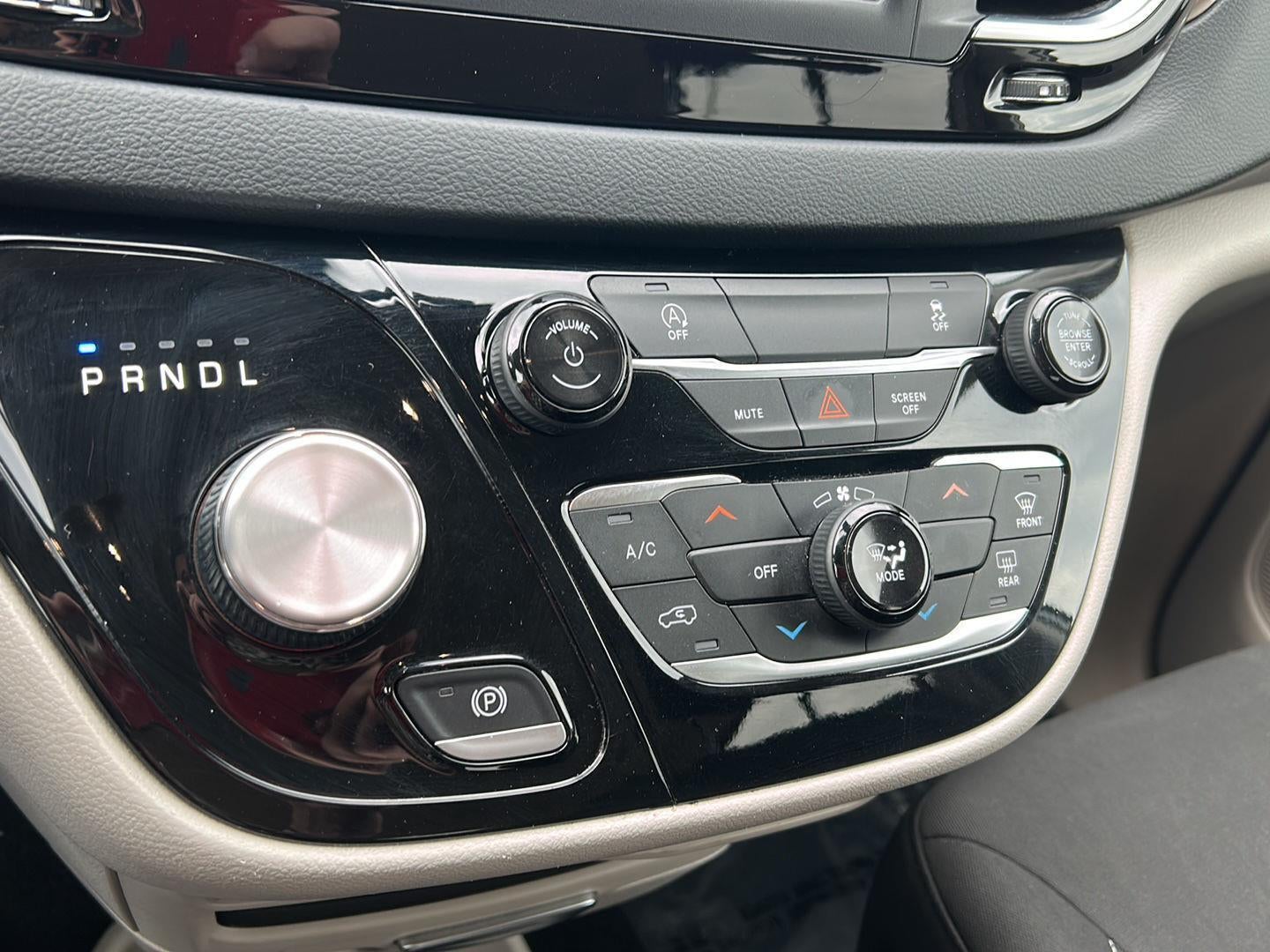 2022 Chrysler Voyager LX