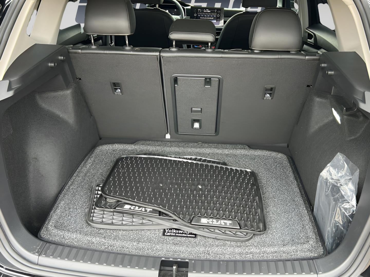 2025 Volkswagen Taos SE Black