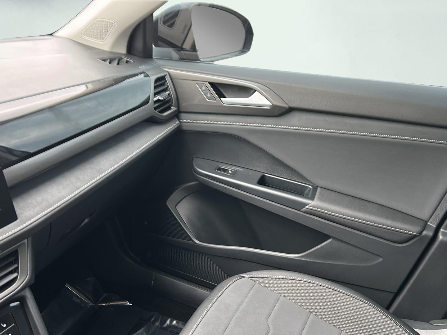 2025 Volkswagen Taos SE Black
