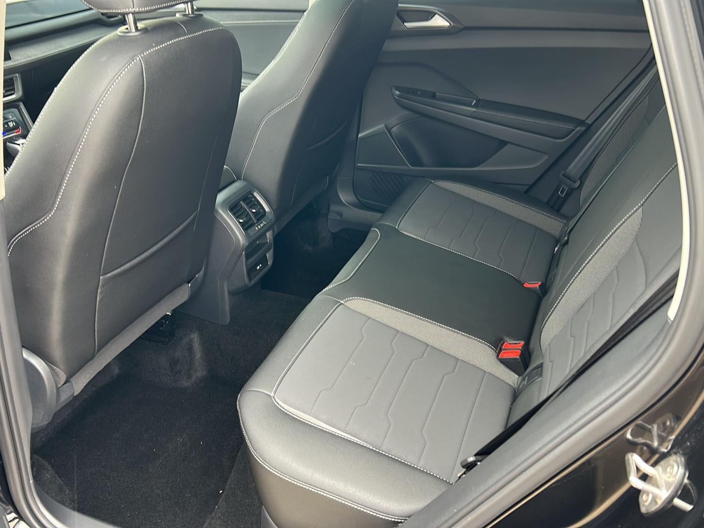 2025 Volkswagen Taos SE Black