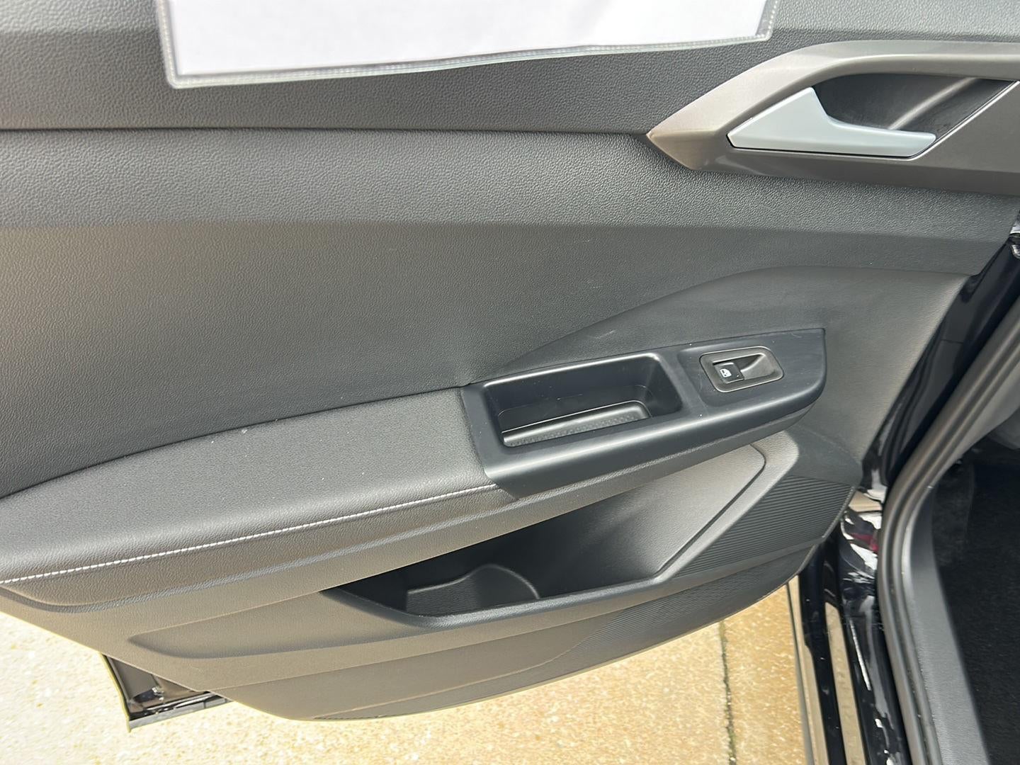 2025 Volkswagen Taos SE Black