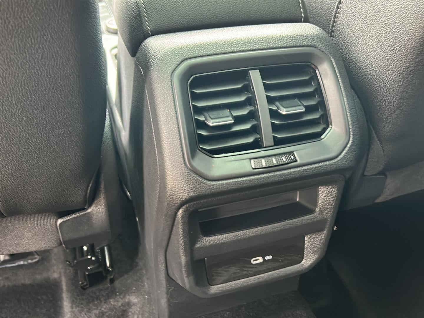 2025 Volkswagen Taos SE Black