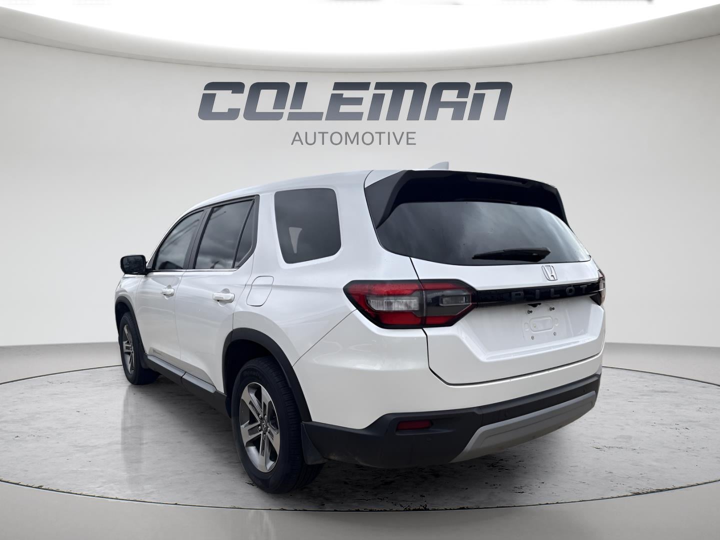 2023 Honda Pilot EX-L w/Rear Captain's Chairs