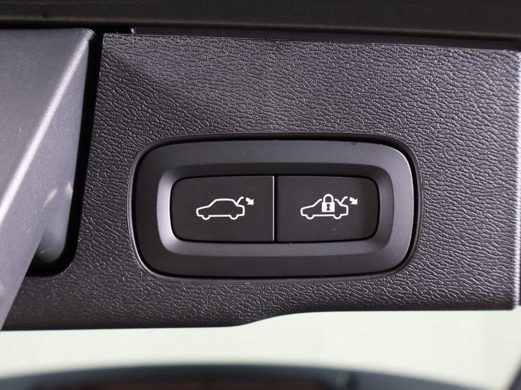 2024 Volvo XC60 Plus Dark Theme