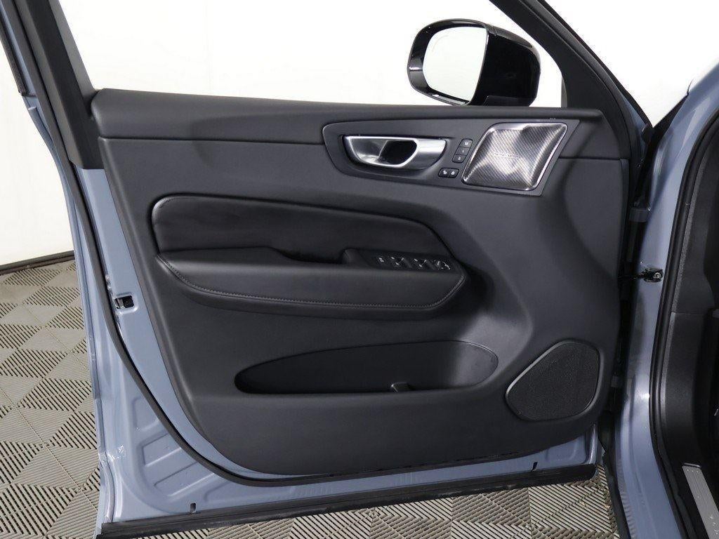 2024 Volvo XC60 Plus Dark Theme