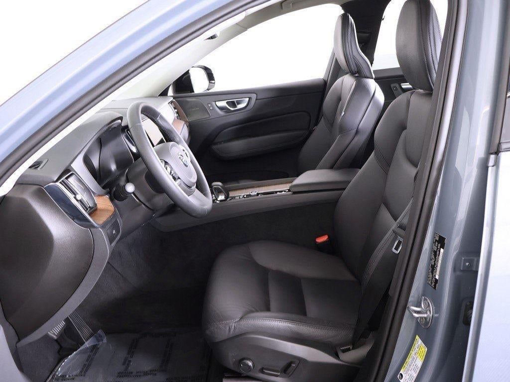 2024 Volvo XC60 Plus Dark Theme