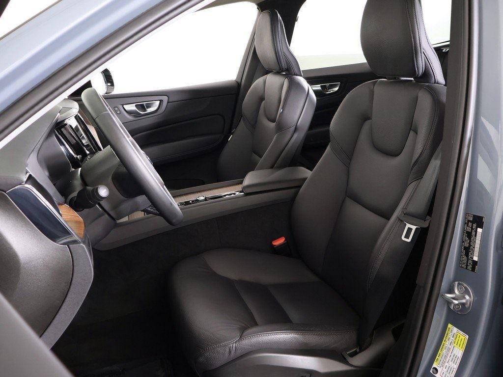 2024 Volvo XC60 Plus Dark Theme