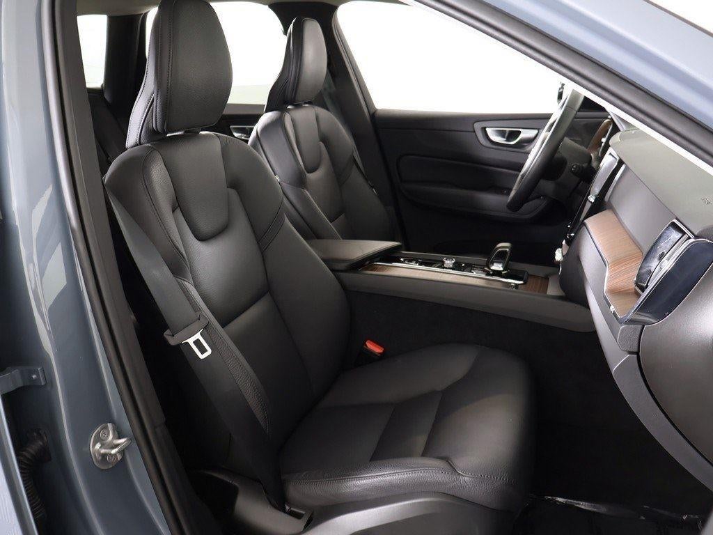 2024 Volvo XC60 Plus Dark Theme