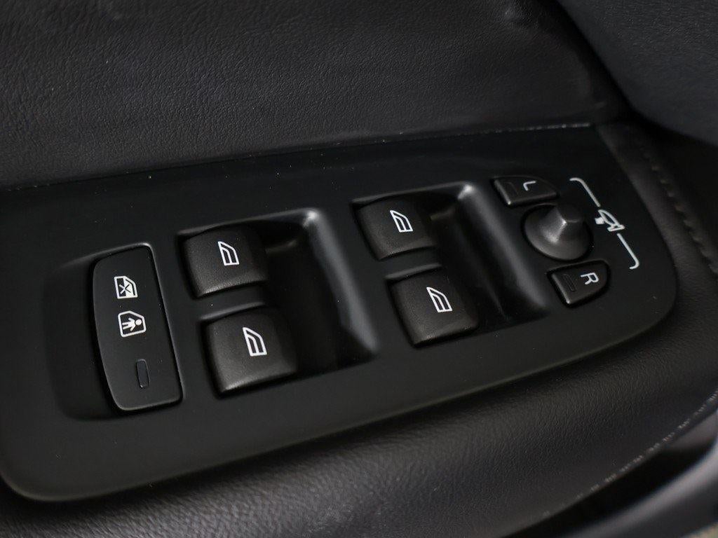 2024 Volvo XC60 Plus Dark Theme