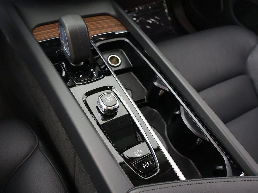 2024 Volvo XC60 Plus Dark Theme