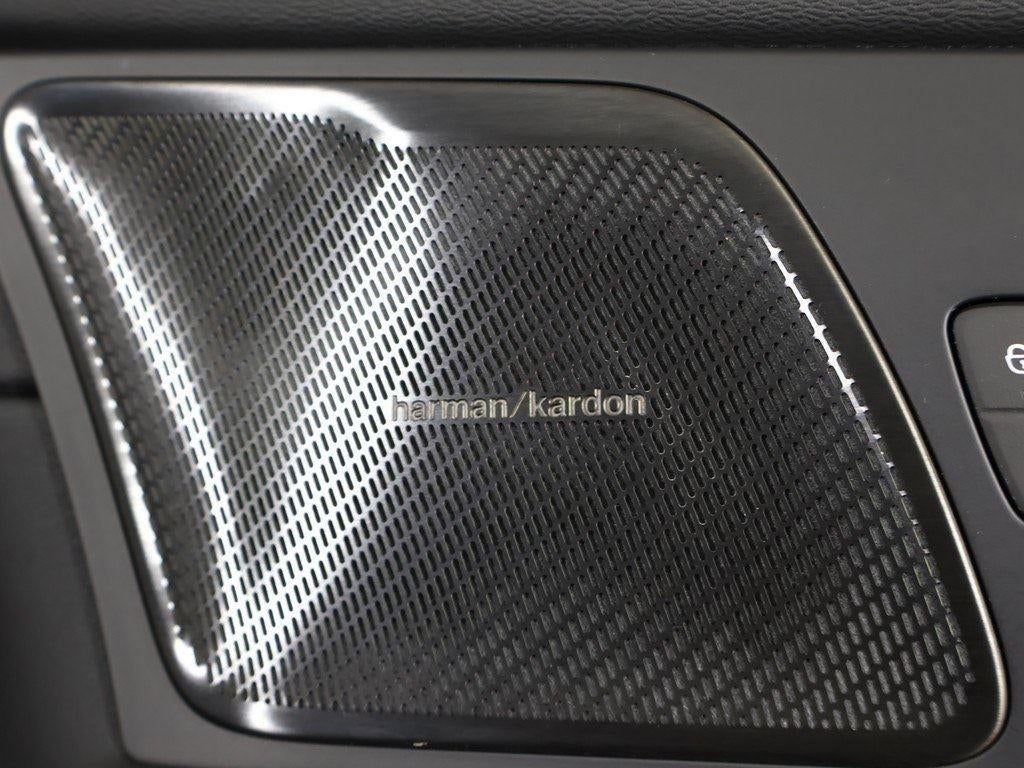 2024 Volvo XC60 Plus Dark Theme