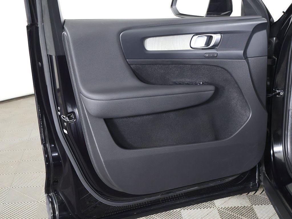 2023 Volvo XC40 Plus Bright Theme