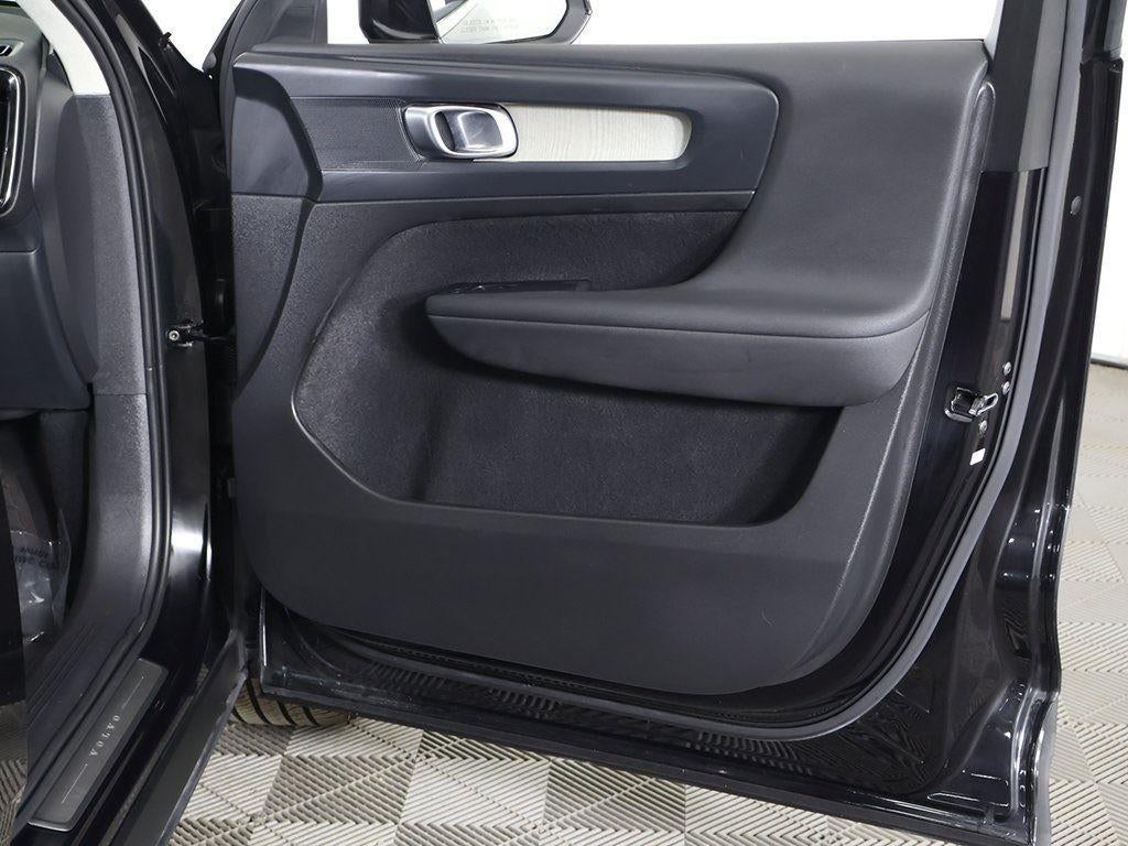 2023 Volvo XC40 Plus Bright Theme