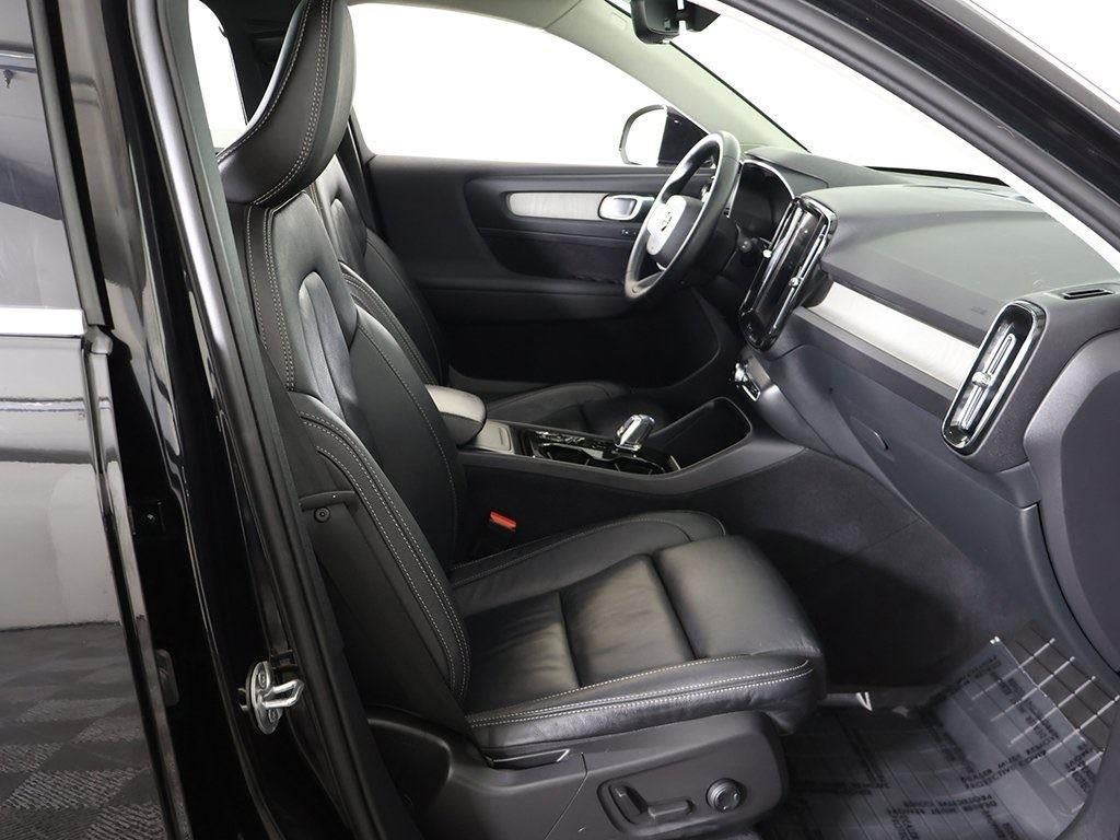 2023 Volvo XC40 Plus Bright Theme