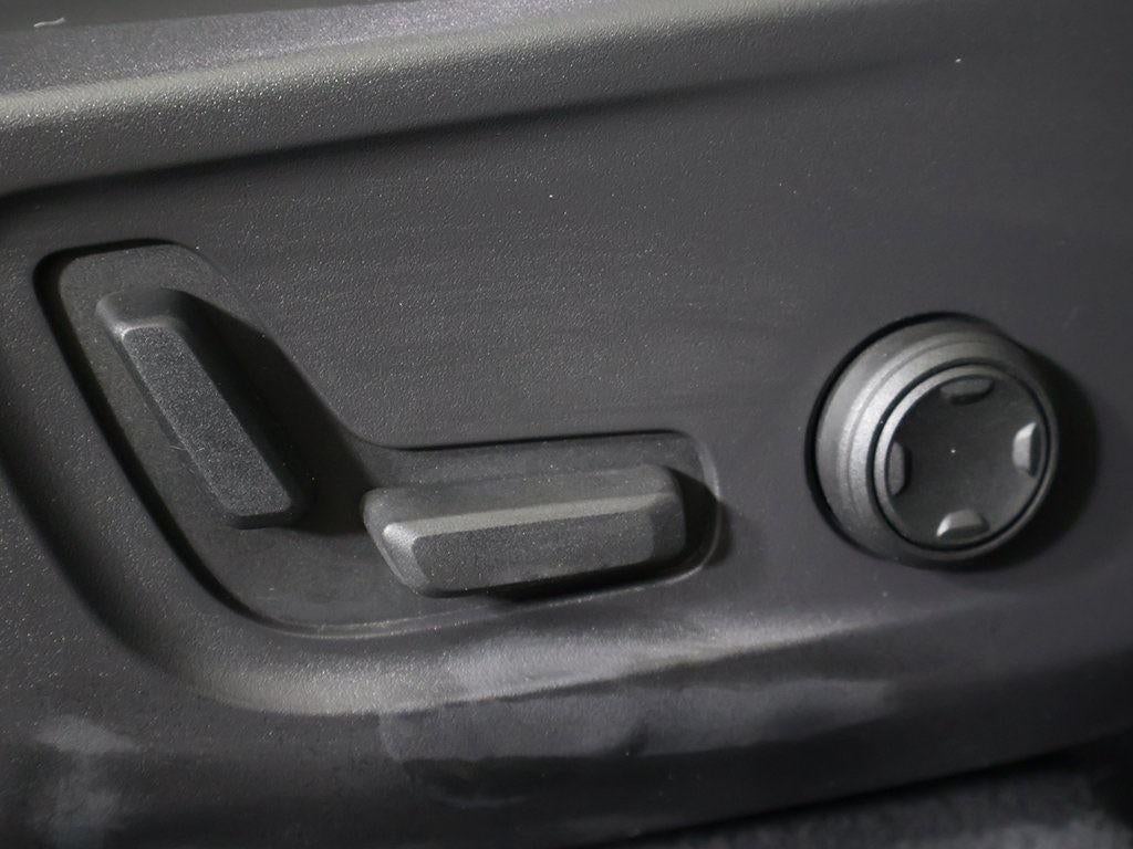 2023 Volvo XC40 Plus Bright Theme