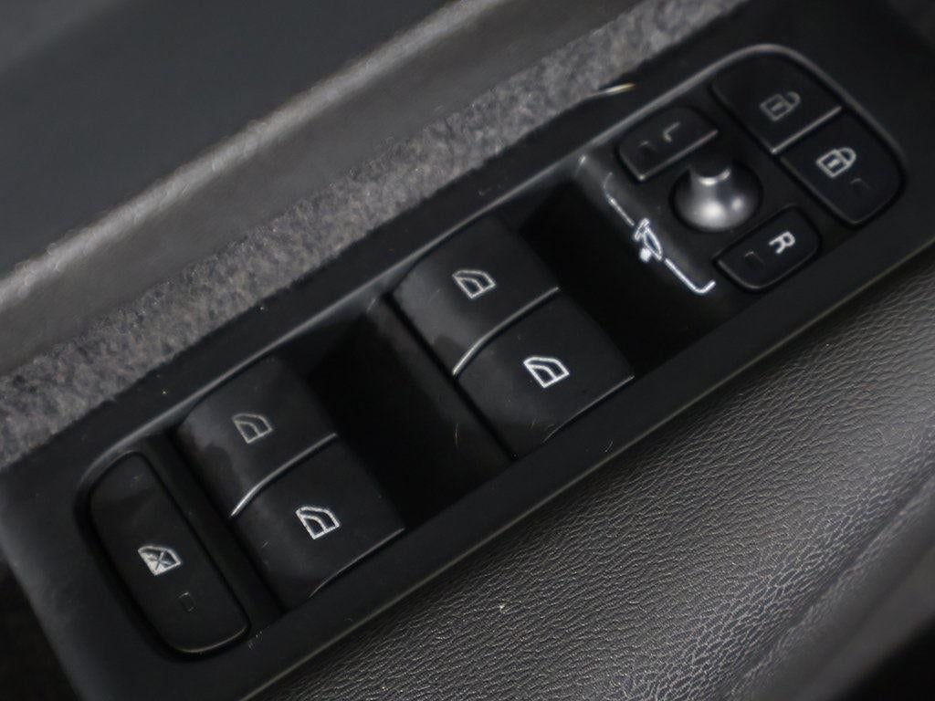 2023 Volvo XC40 Plus Bright Theme