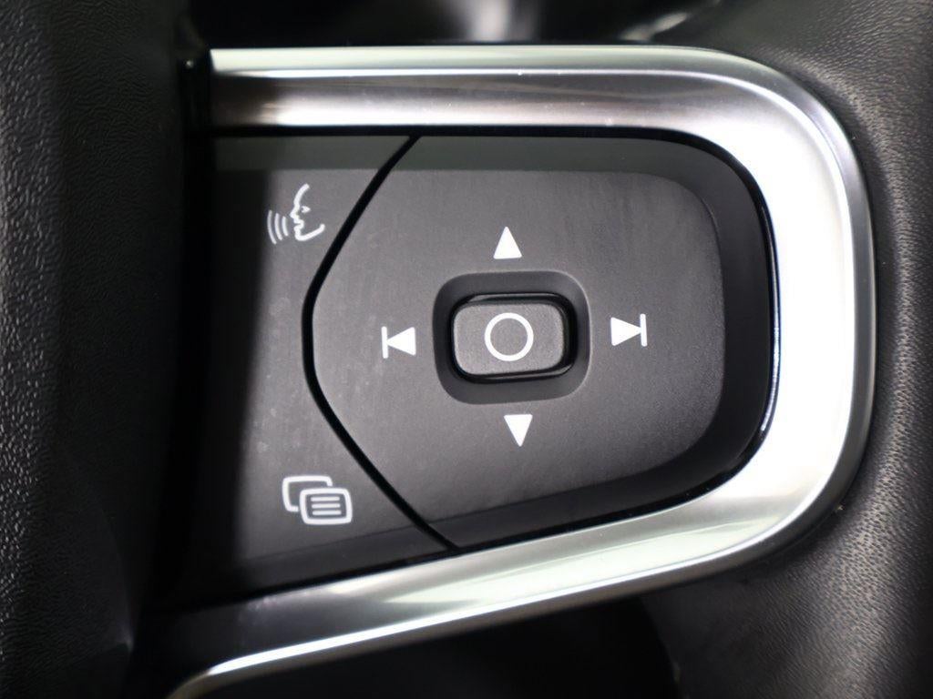 2023 Volvo XC40 Plus Bright Theme