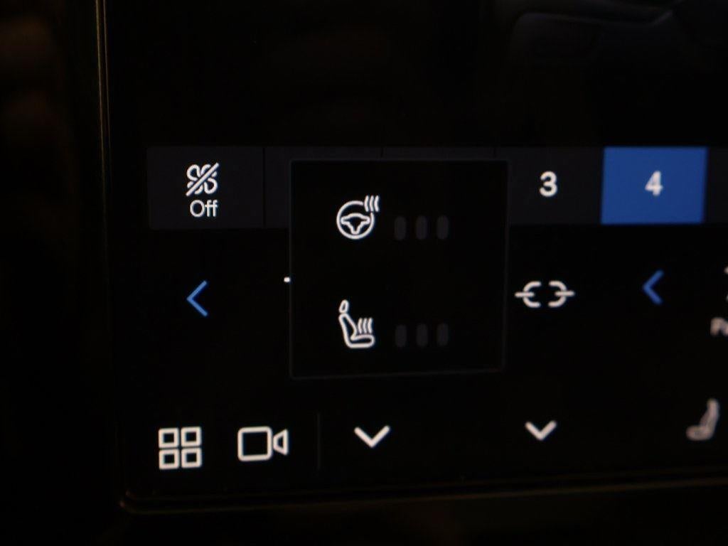 2023 Volvo XC40 Plus Bright Theme