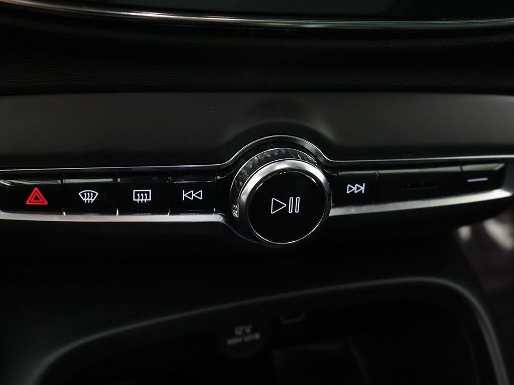 2023 Volvo XC40 Plus Bright Theme