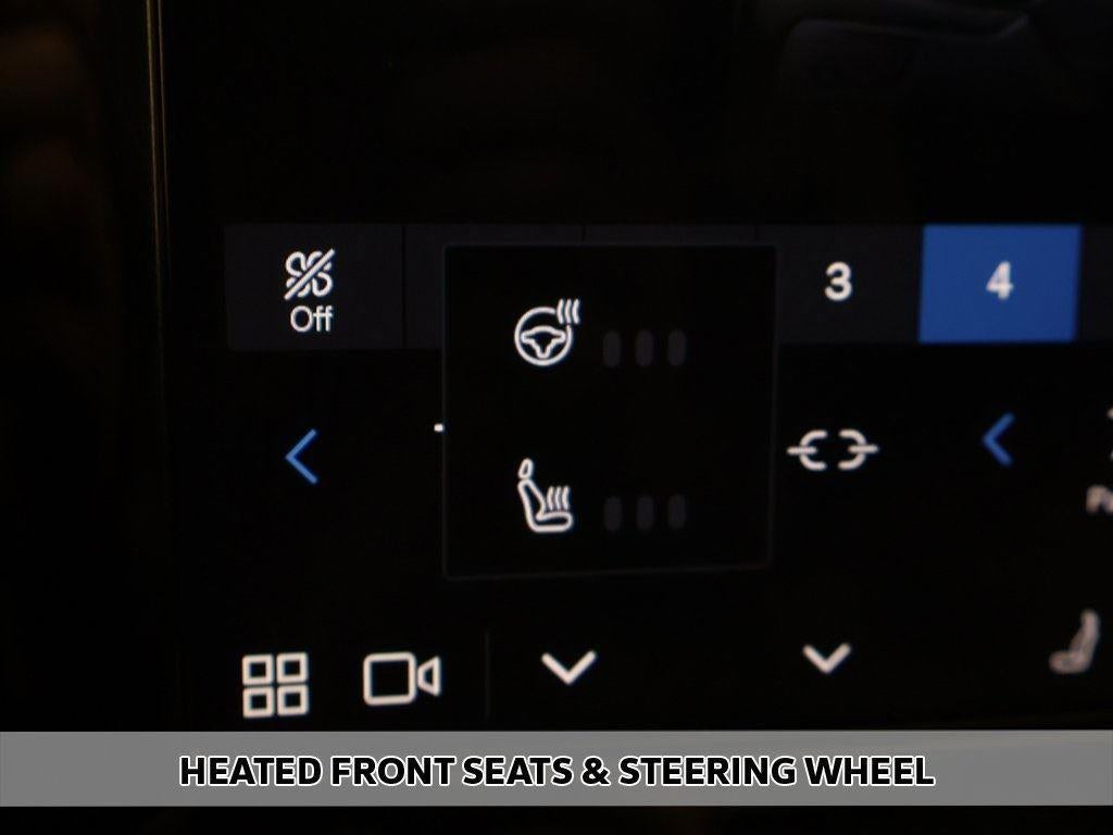 2023 Volvo XC40 Plus Bright Theme